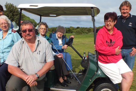 Vlnr is Anita van Dyk, Suster Linda Meyer, John van Rooyen, Jannie Brandt en Leon Hattingh, met vlnr in die gholfkarretjie Smittie van Rensburg (87) en Winnie Steenkamp (97) wat tydens 2014 se Gholfdag ‘n voorbeeld gestel het  (Argieffoto: Gansbaai Courant)